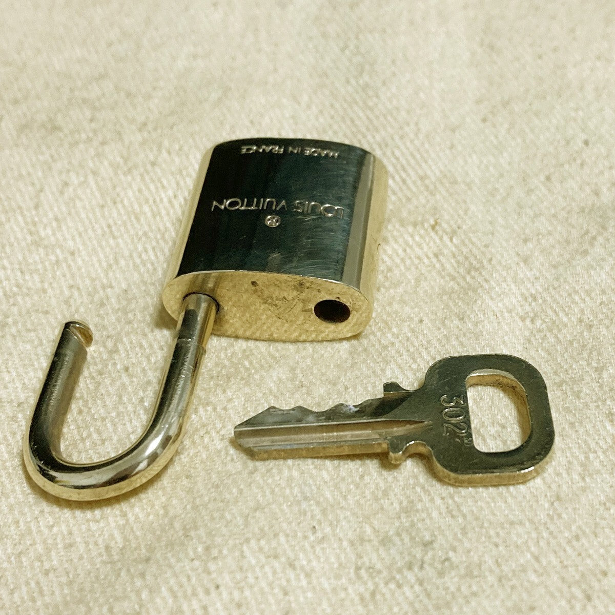 LOUIS VUITTON LV 10 SET PADLOCK KEY CHARM CADENA GOLD-PLATED FRANCE 37PDA183