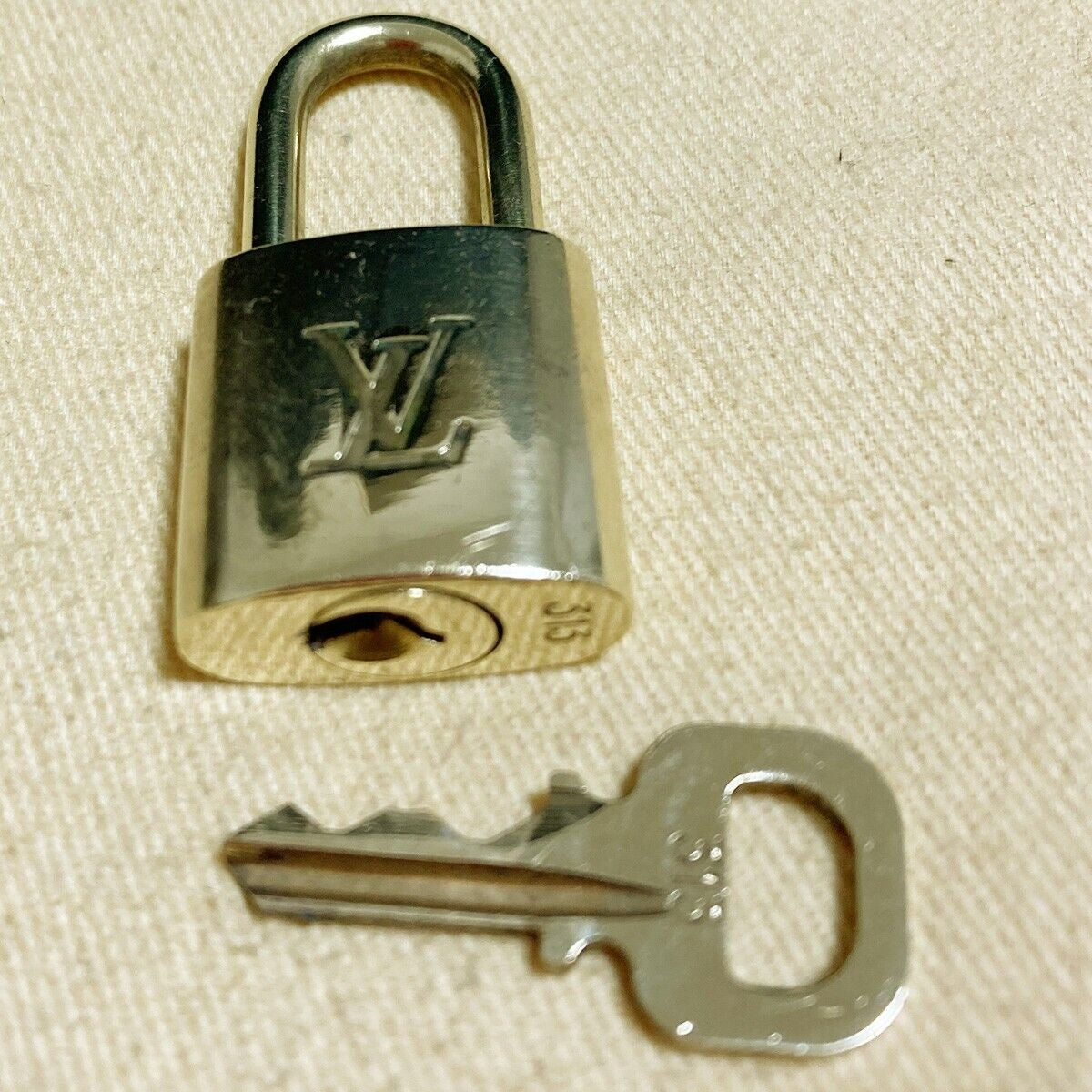 LOUIS VUITTON LV 10 SET PADLOCK KEY CHARM CADENA GOLD-PLATED FRANCE 33PDA175