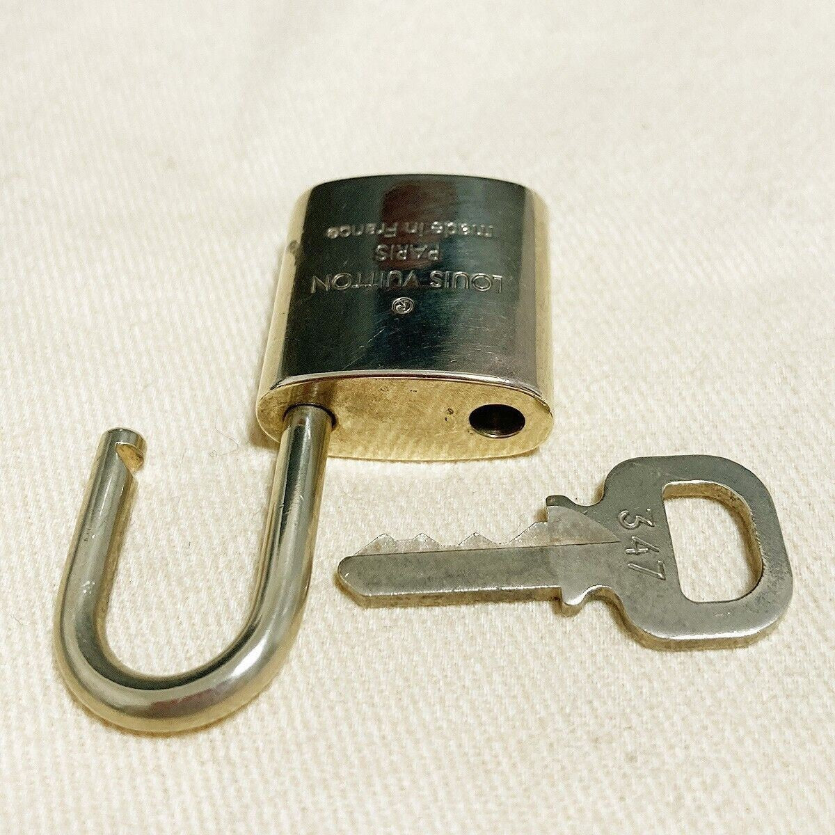 LOUIS VUITTON LV 10 SET PADLOCK KEY BAG CHARM CADENA GOLD PLATED FRANCE 34PDA018