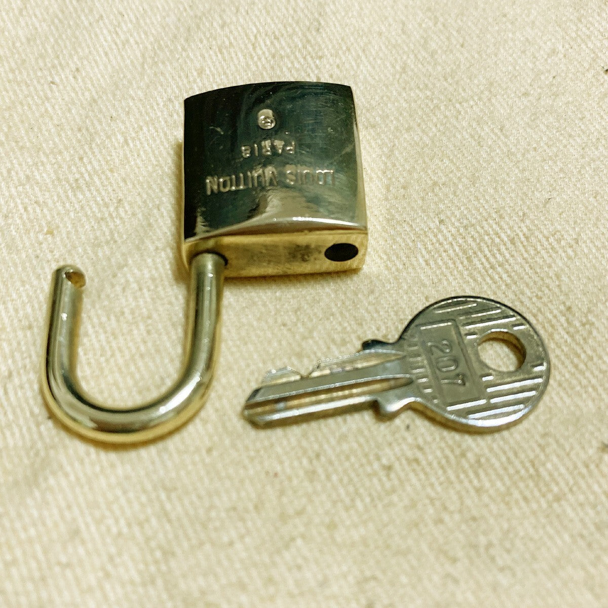 LOUIS VUITTON LV 10 SET PADLOCK KEY CHARM CADENA GOLD-PLATED FRANCE 37PDA208