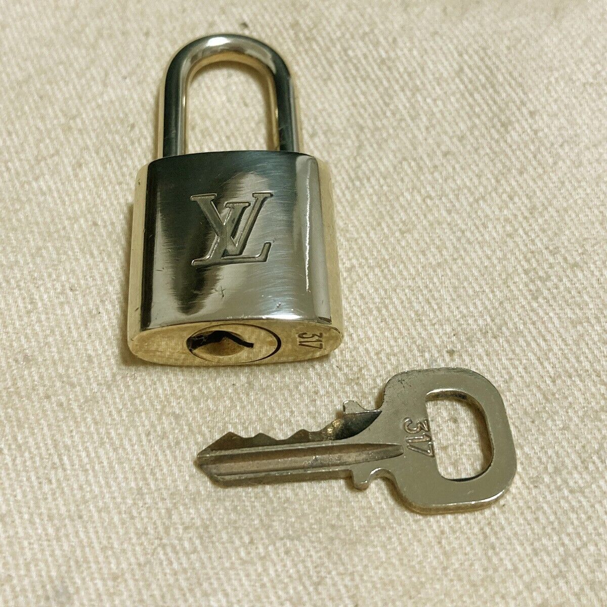 LOUIS VUITTON LV 10 SET PADLOCK KEY CHARM CADENA GOLD-PLATED FRANCE 62PDA159