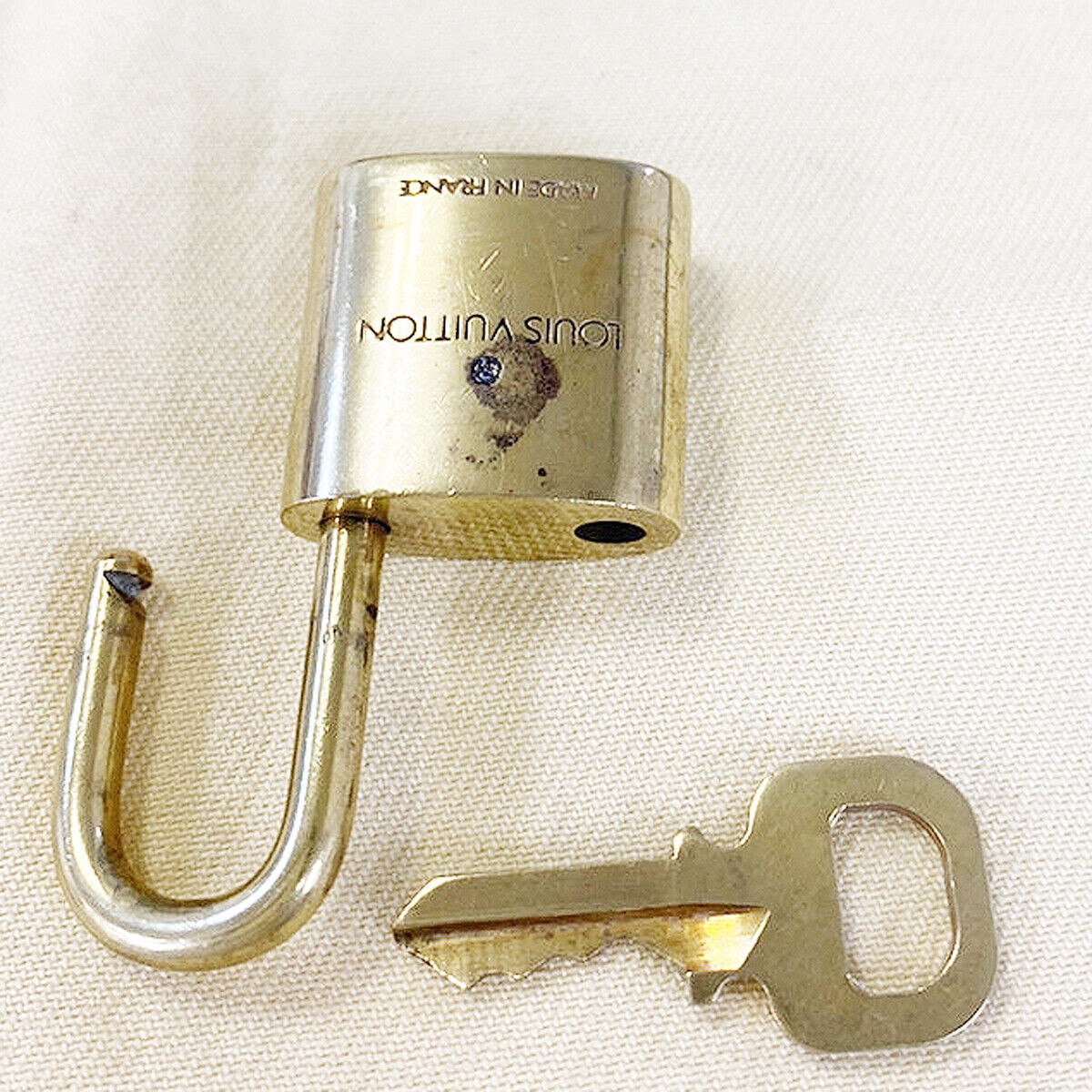 LOUIS VUITTON LV 10 SET PADLOCK CADENA KEY BAG CHARM GOLD PLATED FRANCE 34MS890
