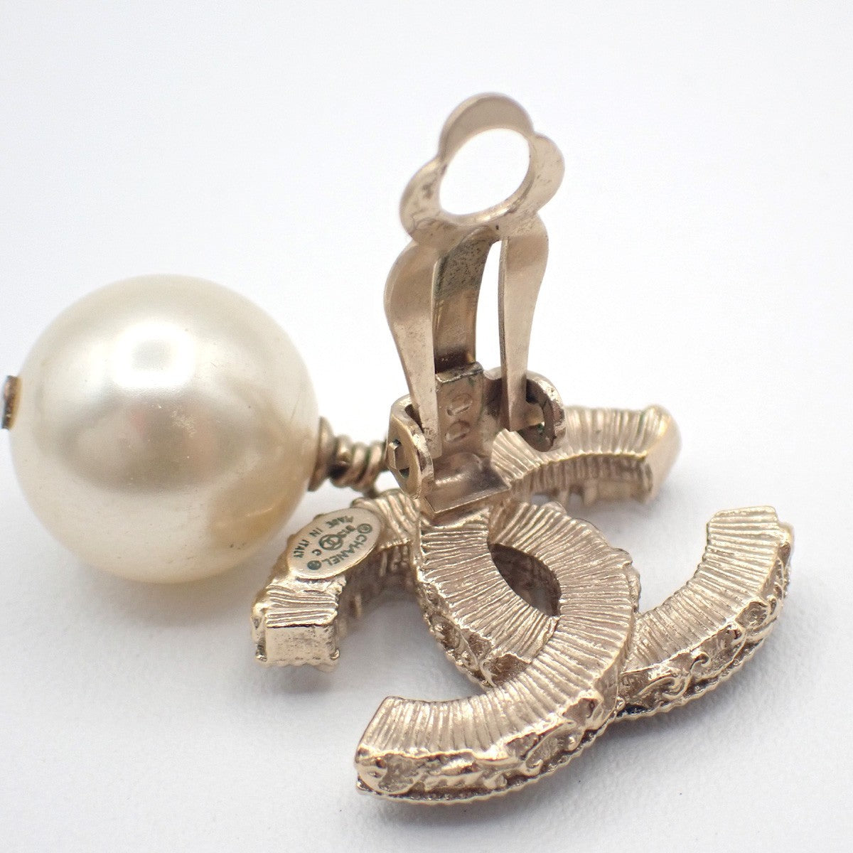 CHANEL CC Logo Immitation Pearl Swing Earrings Clip-on B13C Gold Italy 84RL895
