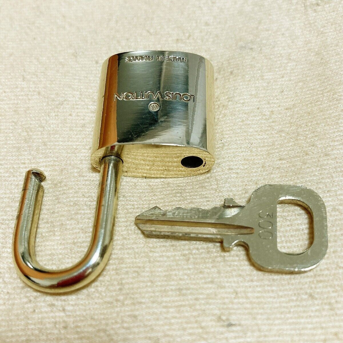 LOUIS VUITTON LV 10 SET PADLOCK KEY BAG CHARM CADENA GOLD PLATED FRANCE 39PDA099