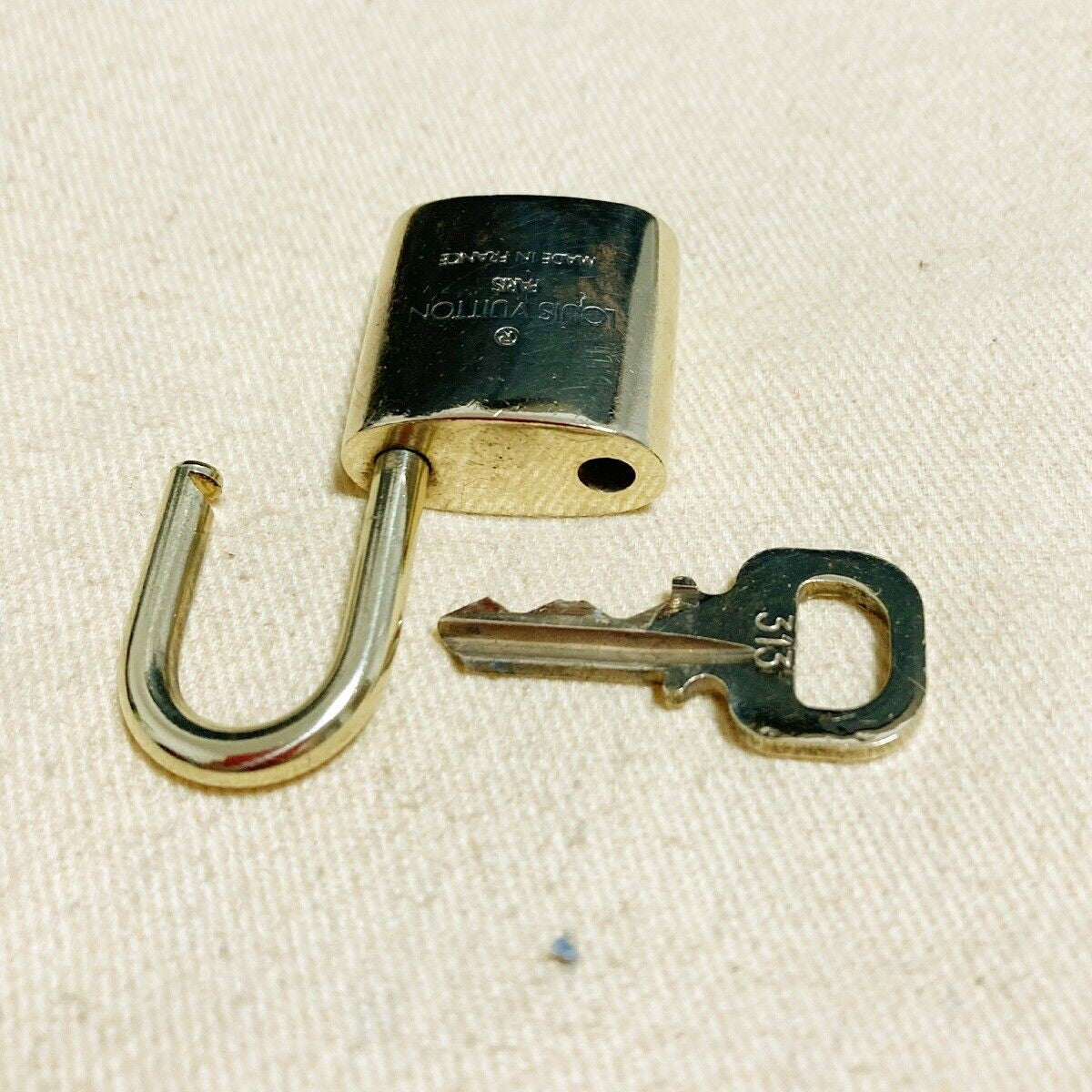 LOUIS VUITTON LV 10 SET PADLOCK KEY CHARM CADENA GOLD-PLATED FRANCE 33PDA175