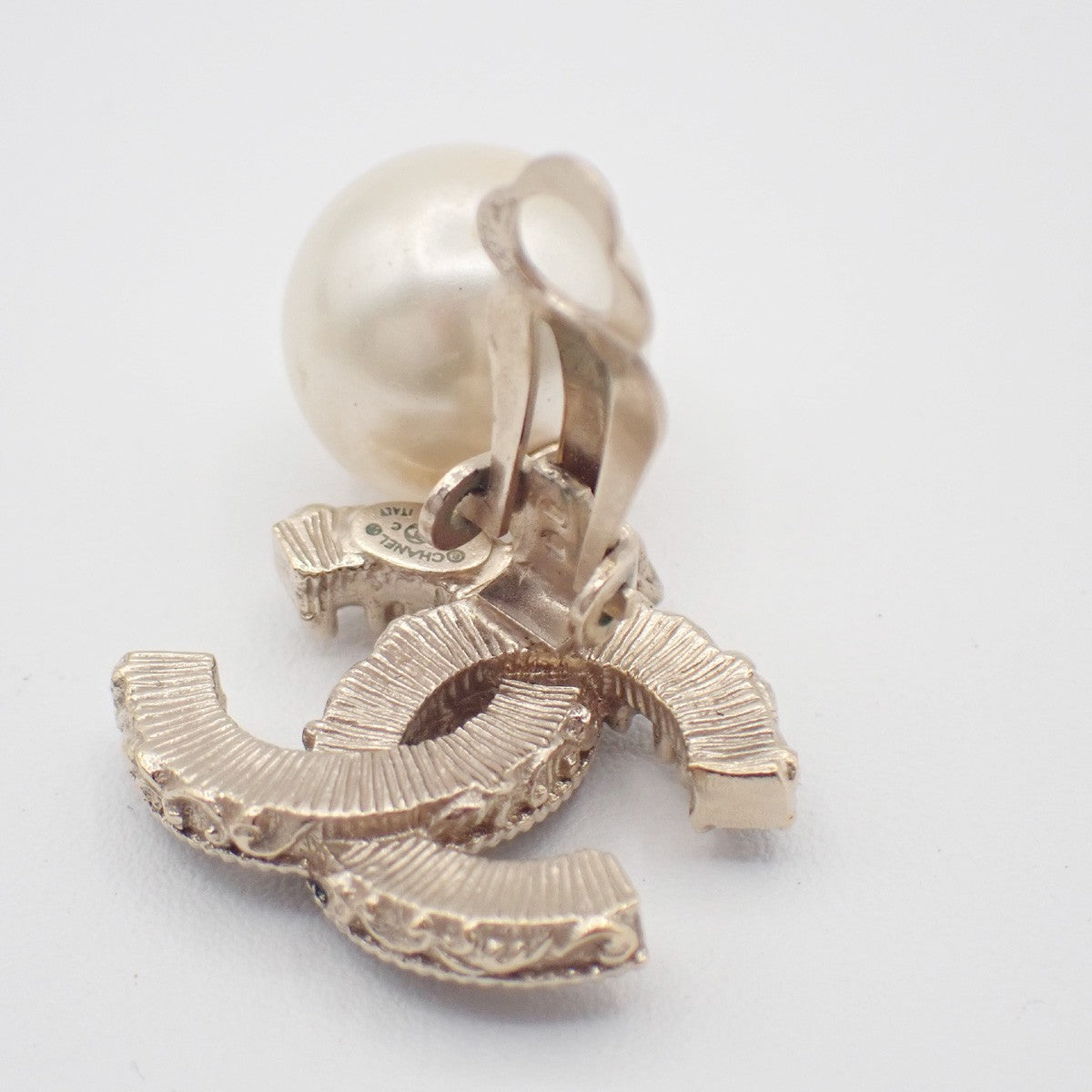 CHANEL CC Logo Immitation Pearl Swing Earrings Clip-on B13C Gold Italy 84RL895