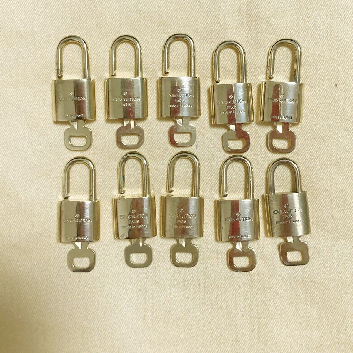 LOUIS VUITTON LV 10 SET PADLOCK KEY BAG CHARM CADENA GOLD PLATED FRANCE 37PDA074