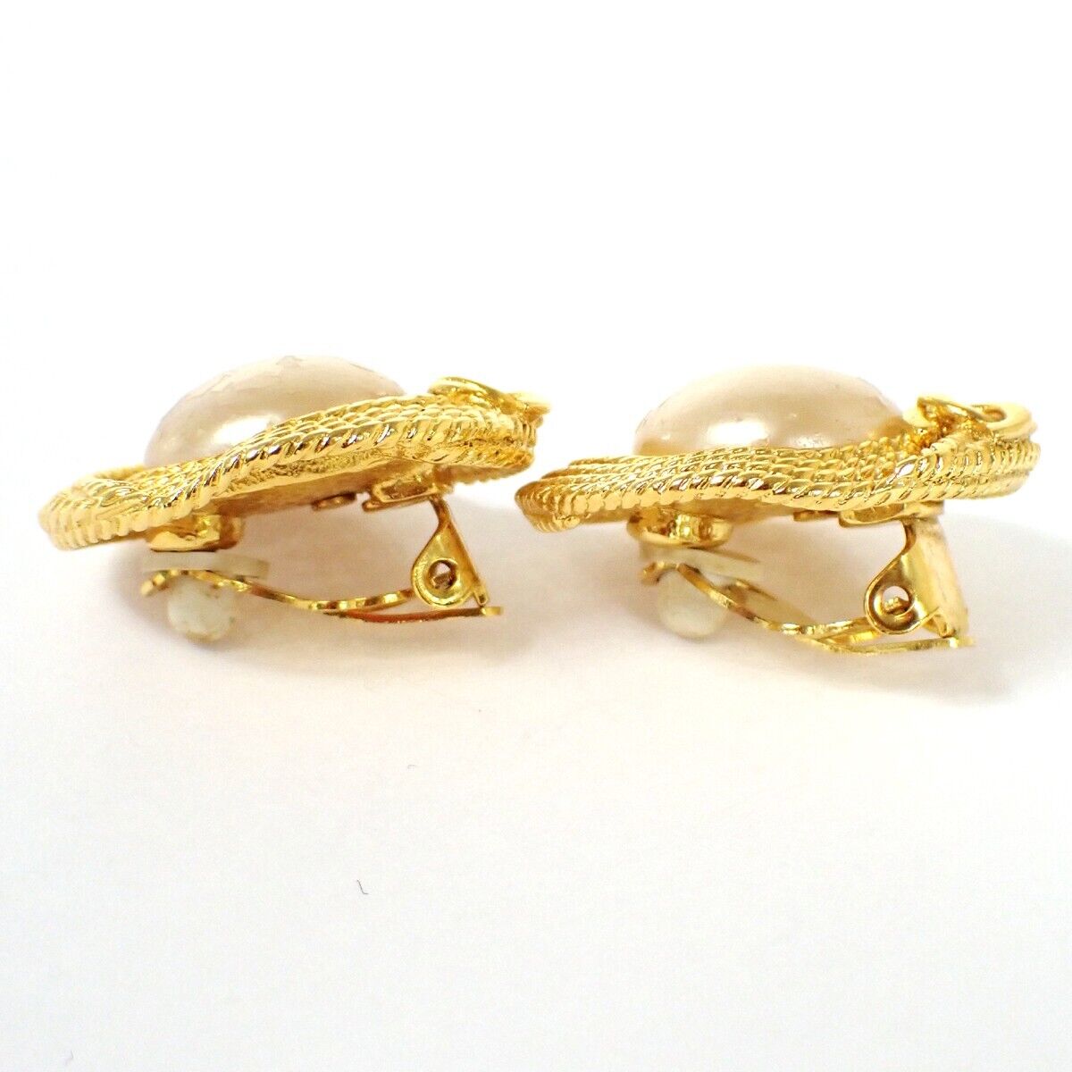 CHANEL CC Round Imitation Pearl Button Earrings 96A Clip-On GHW Vintage 33FA107