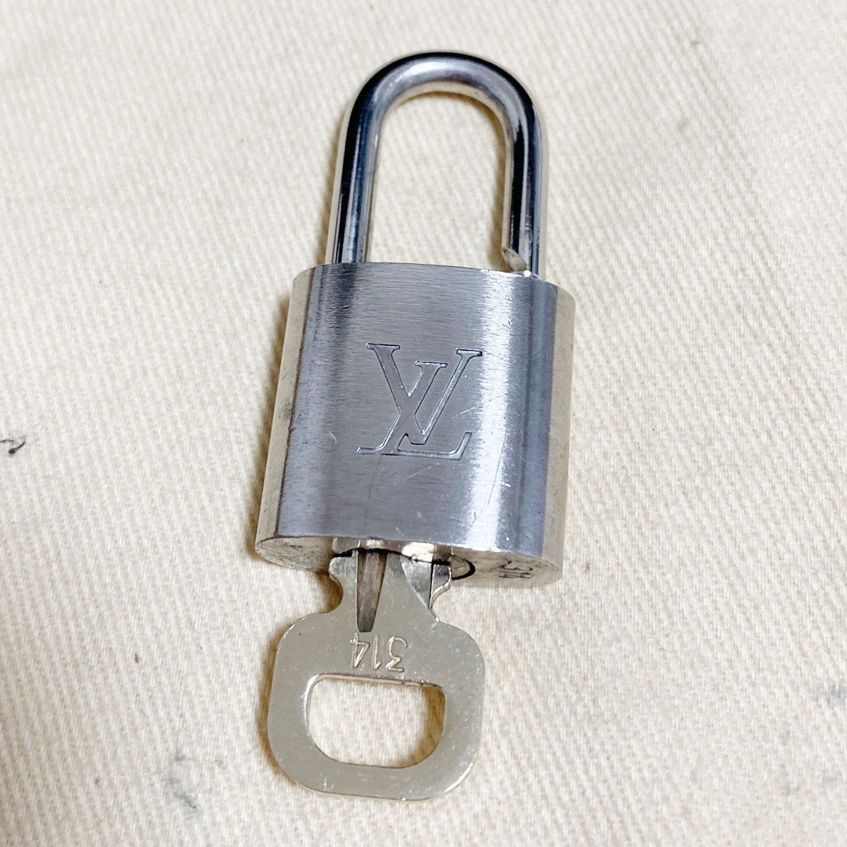 LOUIS VUITTON LV 10 SET PADLOCK KEY CHARM CADENA GOLD-PLATED FRANCE 37PDA280