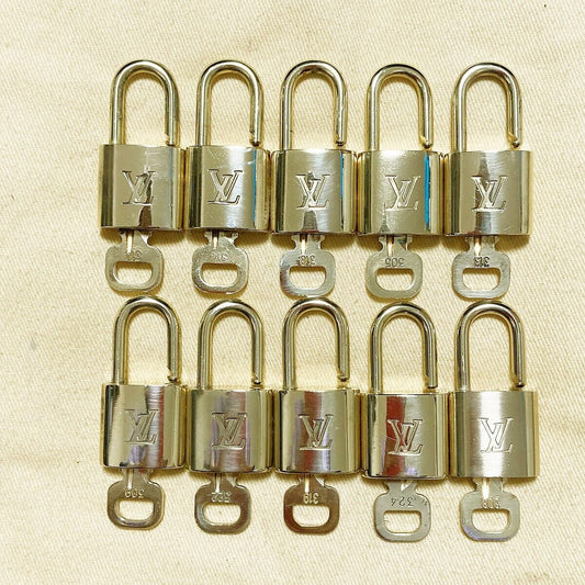 AUTHENTIC LOUIS VUITTON LV 10 SET PADLOCK KEY CHARM CADENA GOLD FRANCE 31PDA118
