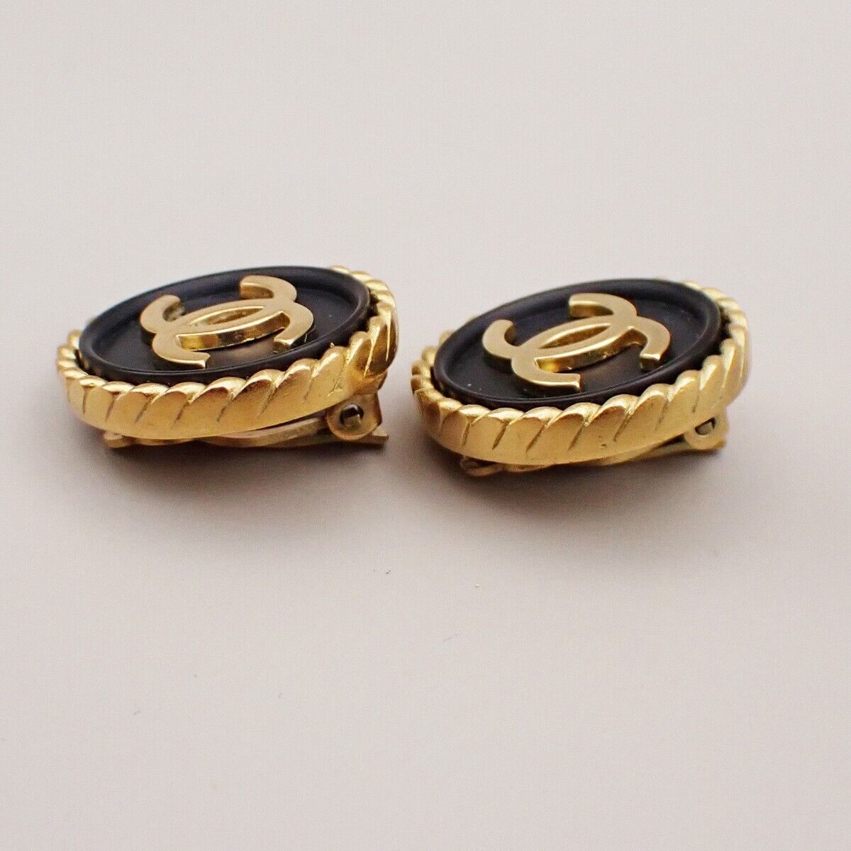 CHANEL CC Logo Button Earrings 95P Clip-On Gold Black GHW France Vintage 76RK705