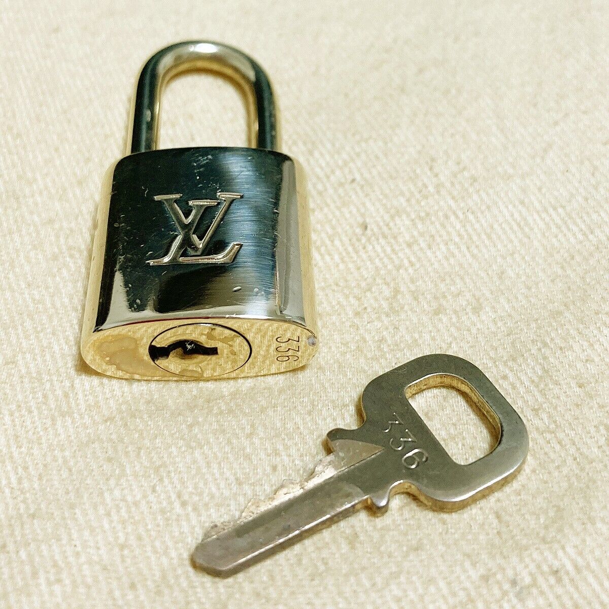 AUTHENTIC LOUIS VUITTON LV 10 SET PADLOCK KEY CHARM CADENA GOLD FRANCE 37PDA117
