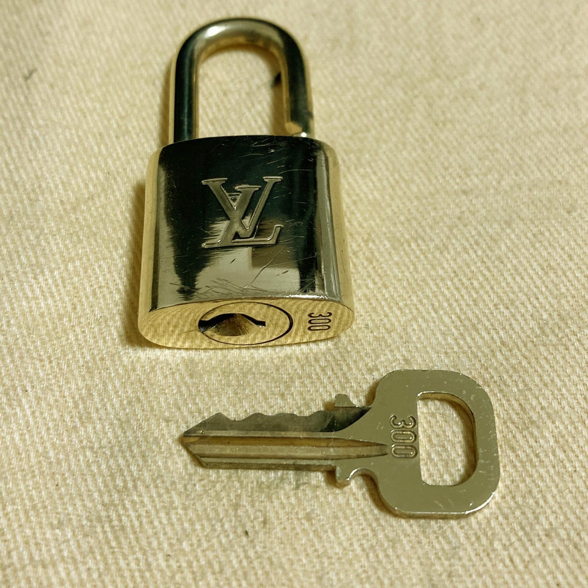 LOUIS VUITTON LV 10 SET PADLOCK KEY CHARM CADENA GOLD-PLATED FRANCE 37PDA305