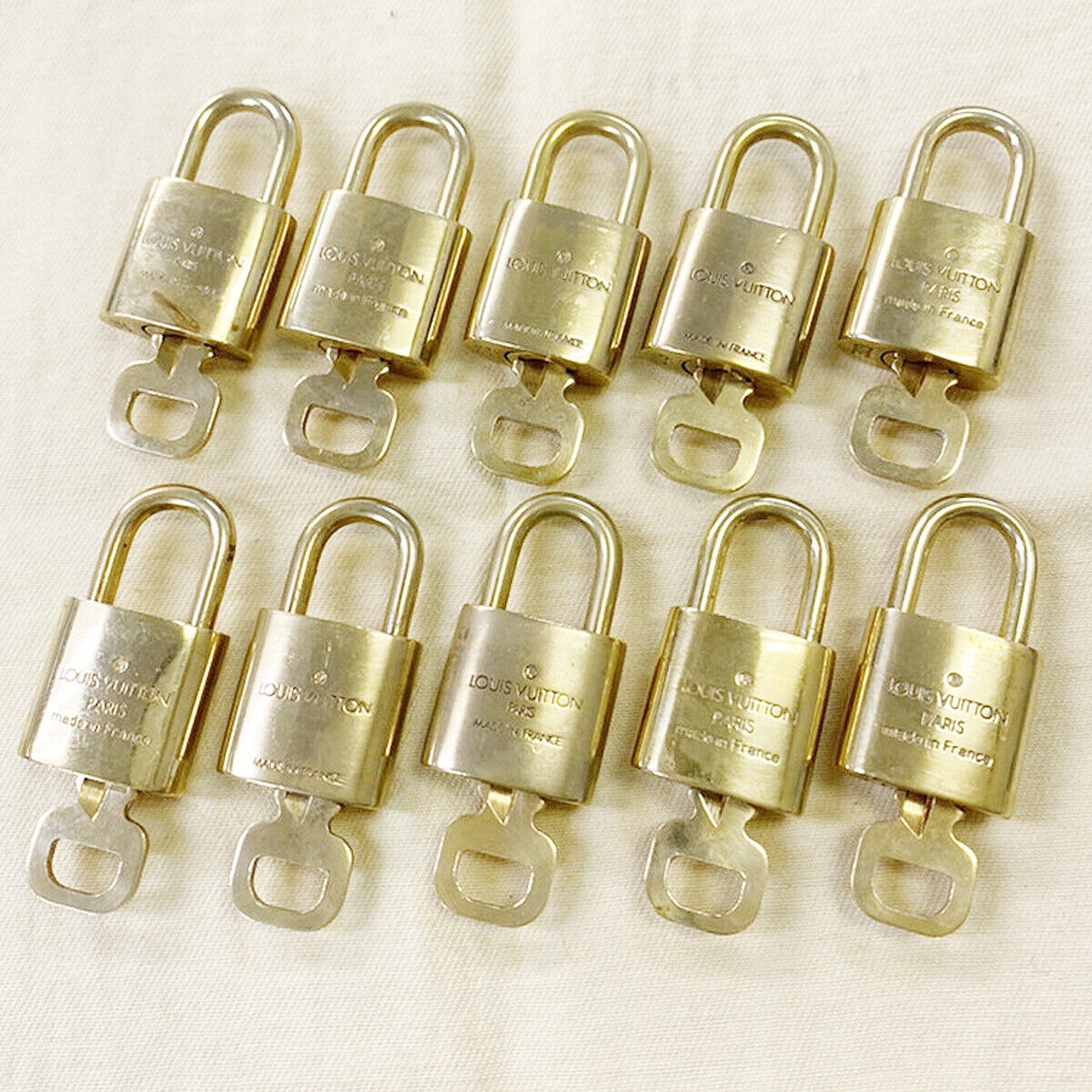 LOUIS VUITTON LV 10 SET PADLOCK CADENA KEY BAG CHARM GOLD PLATED FRANCE 33MS903