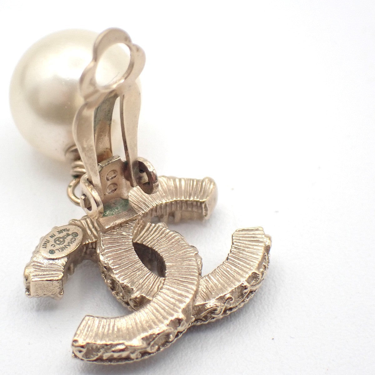 CHANEL CC Logo Immitation Pearl Swing Earrings Clip-on B13C Gold Italy 84RL895