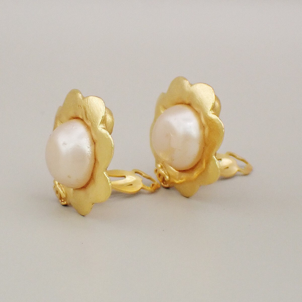 CHANEL CC Logo Imitation Pearl Flower Button Earrings Clip-On 96 P Gold 30RK753