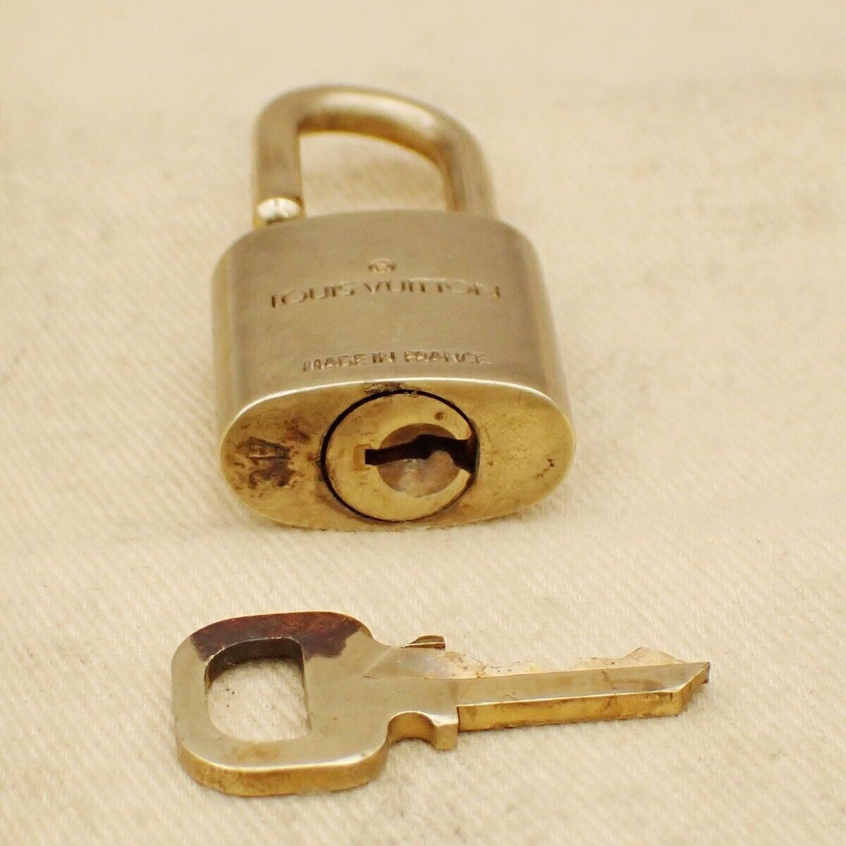 LOUIS VUITTON LV 10 SET PADLOCK KEY BAG CHARM CADENA GOLD PLATED FRANCE 31EB384