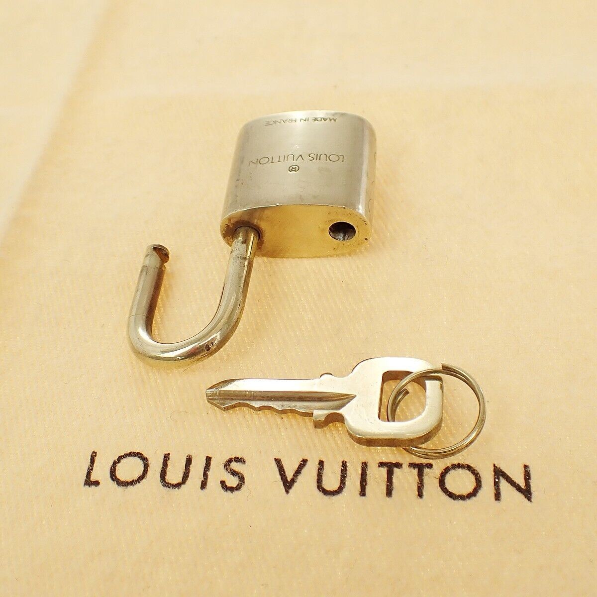 LOUIS VUITTON LV 10 Set Padlock cadena Key Bag Charm Gold Plated France 33YE761