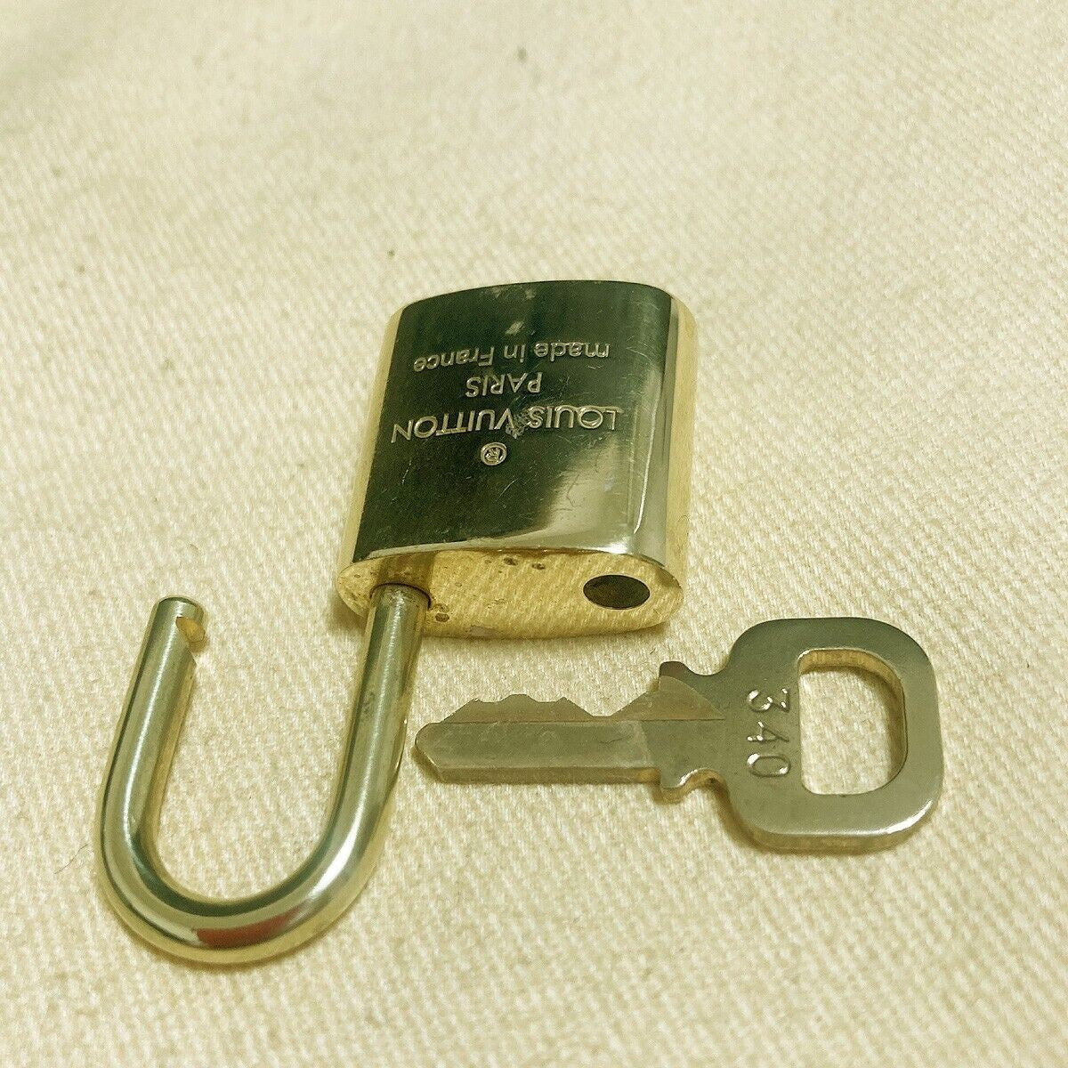 LOUIS VUITTON LV 10 SET PADLOCK KEY BAG CHARM CADENA GOLD PLATED FRANCE 33PDA100