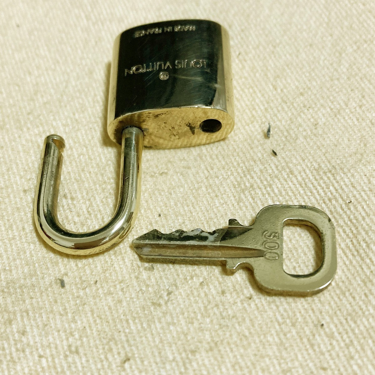 LOUIS VUITTON LV 10 SET PADLOCK KEY CHARM CADENA GOLD-PLATED FRANCE 65PDA244