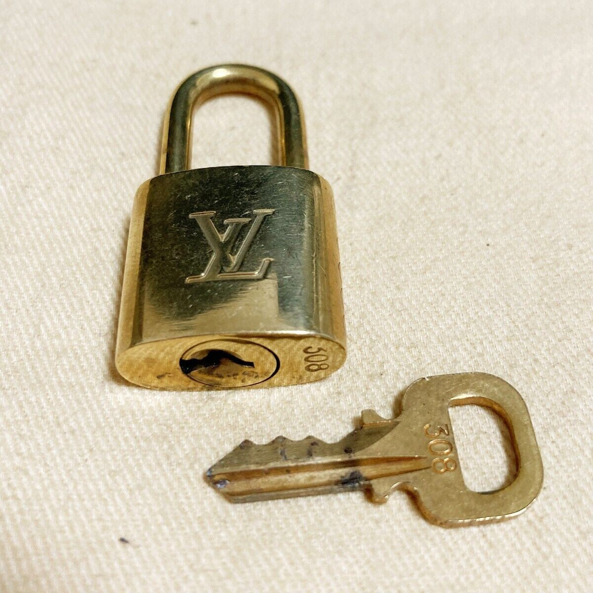 LOUIS VUITTON LV 10 SET PADLOCK KEY BAG CHARM CADENA GOLD PLATED FRANCE 35PDA067