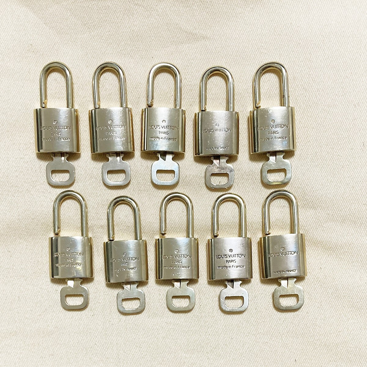 LOUIS VUITTON LV 10 SET PADLOCK KEY BAG CHARM CADENA GOLD PLATED FRANCE 35PDA027