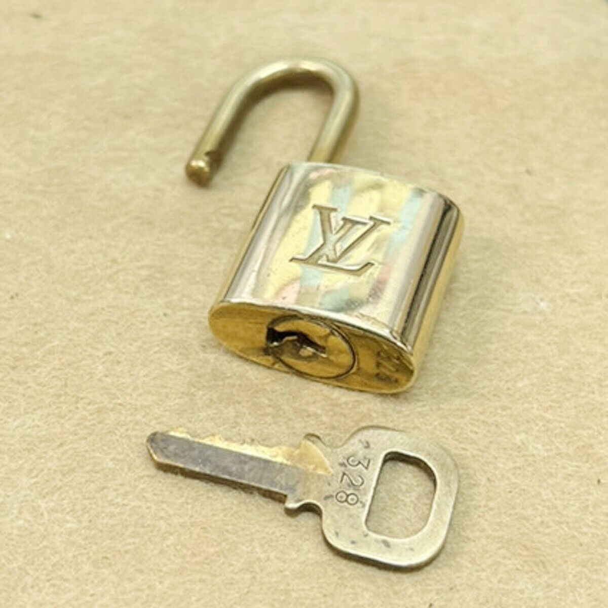 LOUIS VUITTON LV 10 SET PADLOCK KEY BAG CHARM CADENA GOLD PLATED FRANCE 35JF611
