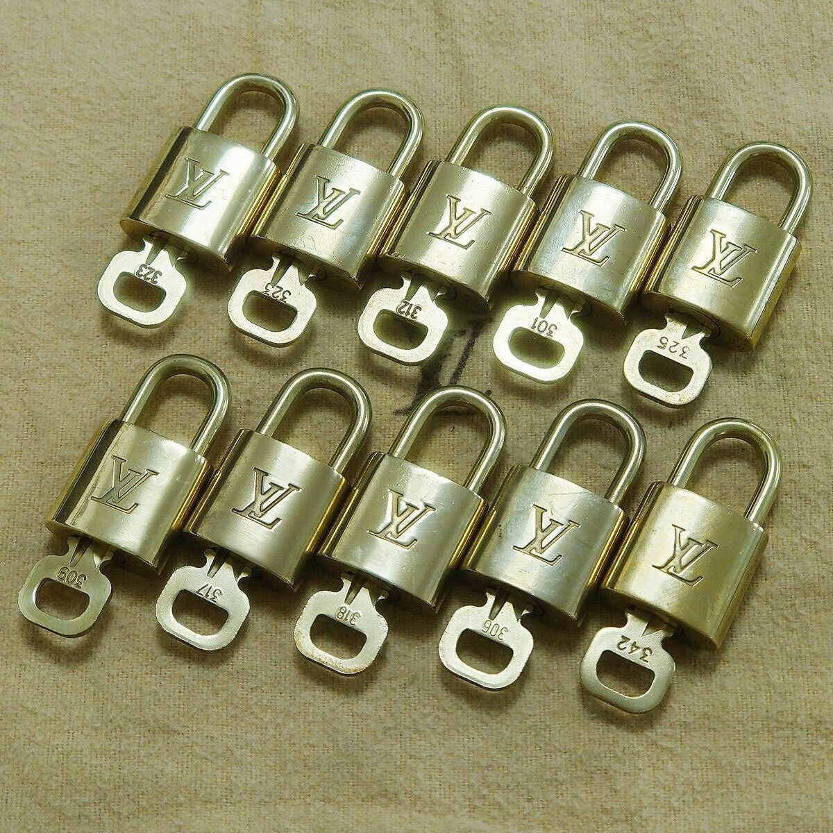 LOUIS VUITTON LV 10 SET PADLOCK KEY BAG CHARM CADENA GOLD PLATED FRANCE 65HA160
