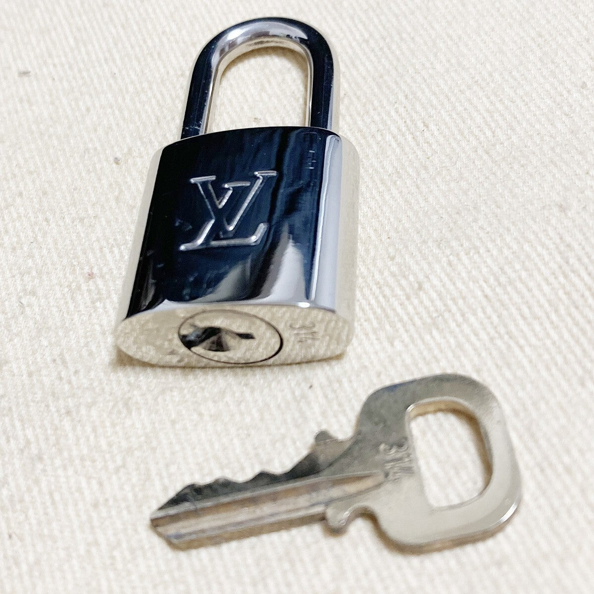 LOUIS VUITTON LV 10 SET PADLOCK KEY CHARM CADENA GOLD-PLATED FRANCE 37PDA203