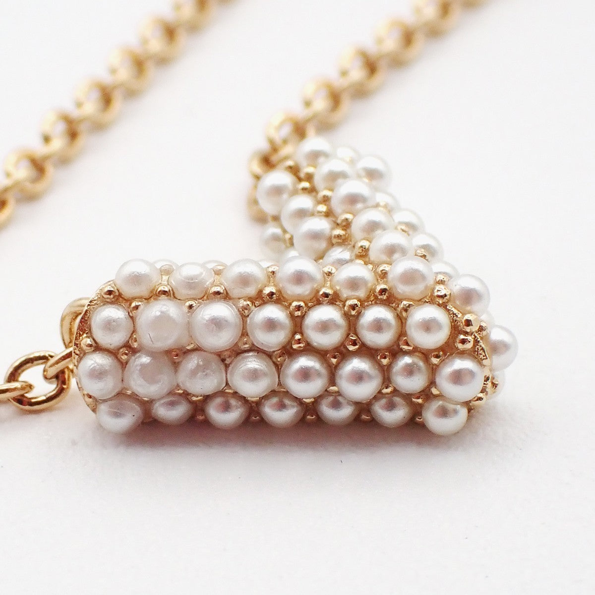 LOUIS VUITTON Collier Essential V Necklace Imitation Pearl Gold M68358 80MA242