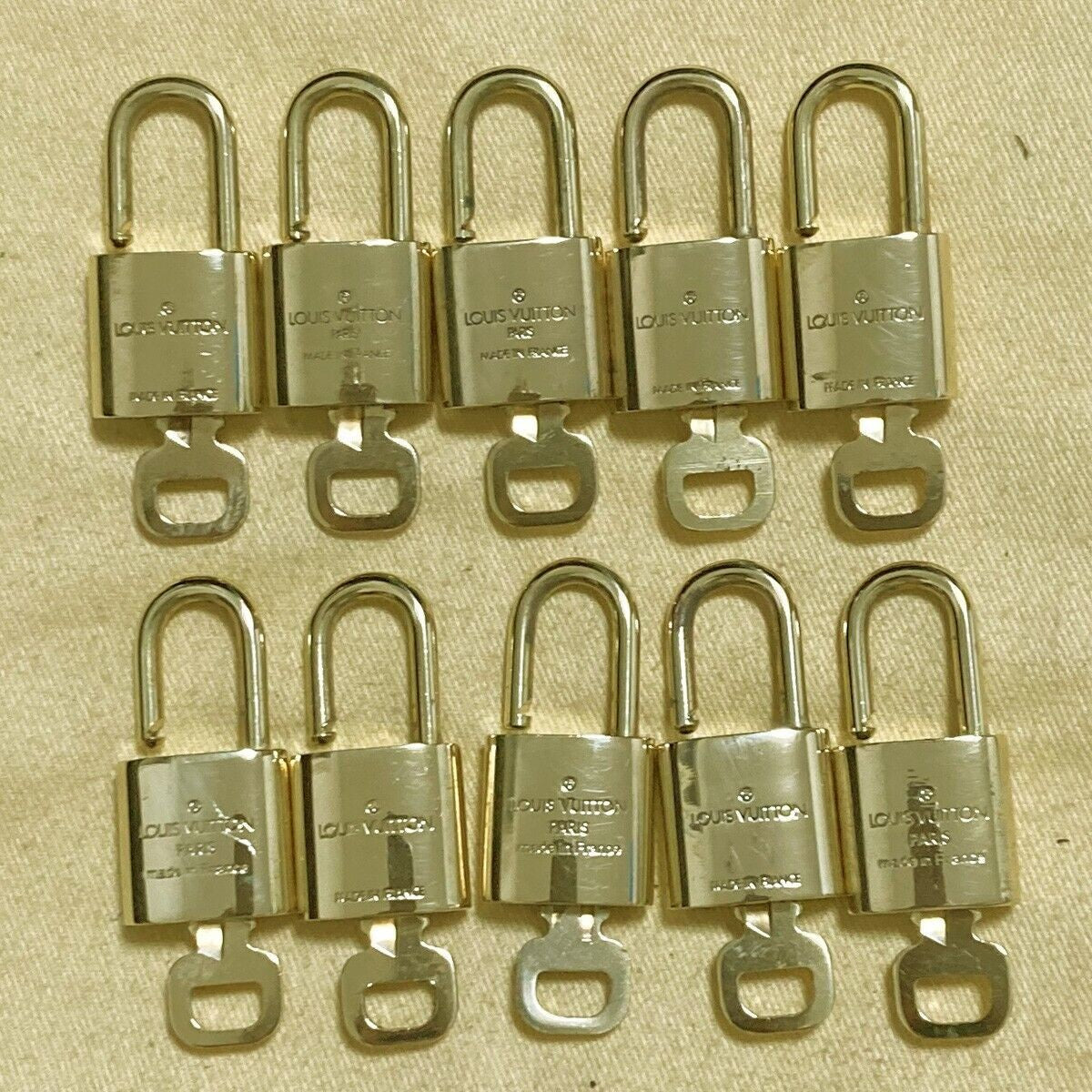LOUIS VUITTON LV 10 SET PADLOCK KEY CHARM CADENA GOLD-PLATED FRANCE 37PDA202