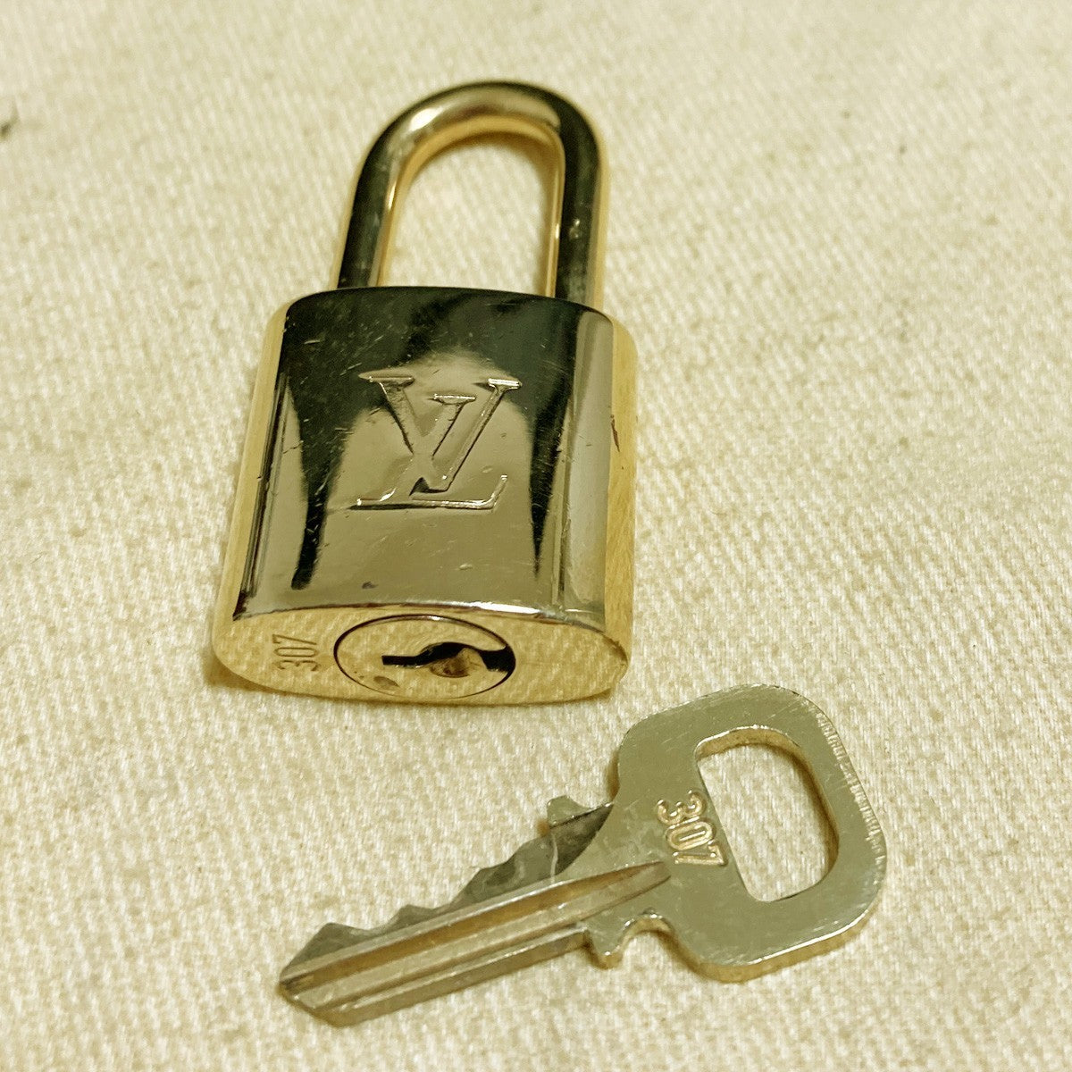 LOUIS VUITTON LV 10 SET PADLOCK KEY CHARM CADENA GOLD-PLATED FRANCE 37PDA267