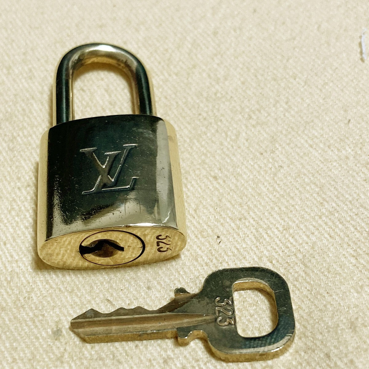 LOUIS VUITTON LV 10 SET PADLOCK KEY CHARM CADENA GOLD-PLATED FRANCE 31PDA157