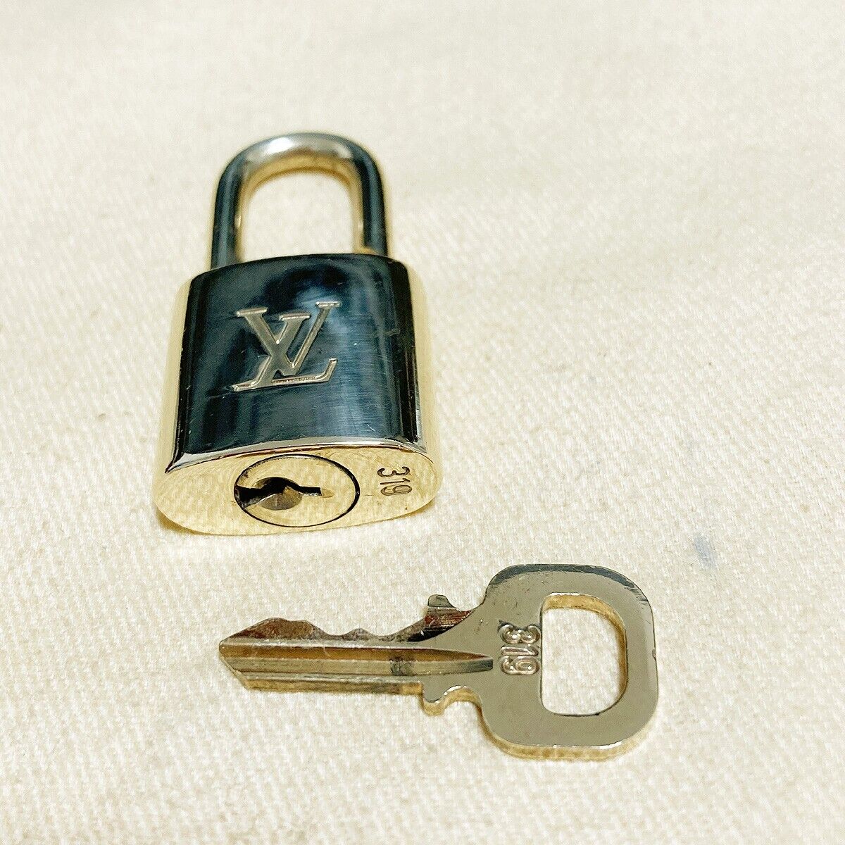 AUTHENTIC LOUIS VUITTON LV 10 SET PADLOCK KEY CHARM CADENA GOLD FRANCE 65PDA110