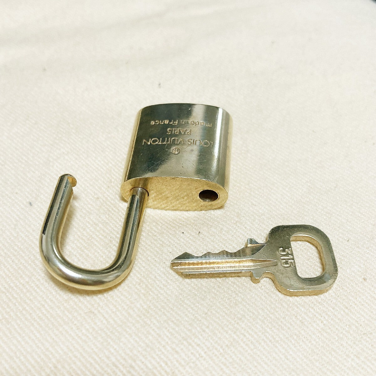 LOUIS VUITTON LV 10 SET PADLOCK KEY BAG CHARM CADENA GOLD PLATED FRANCE 37PDA026
