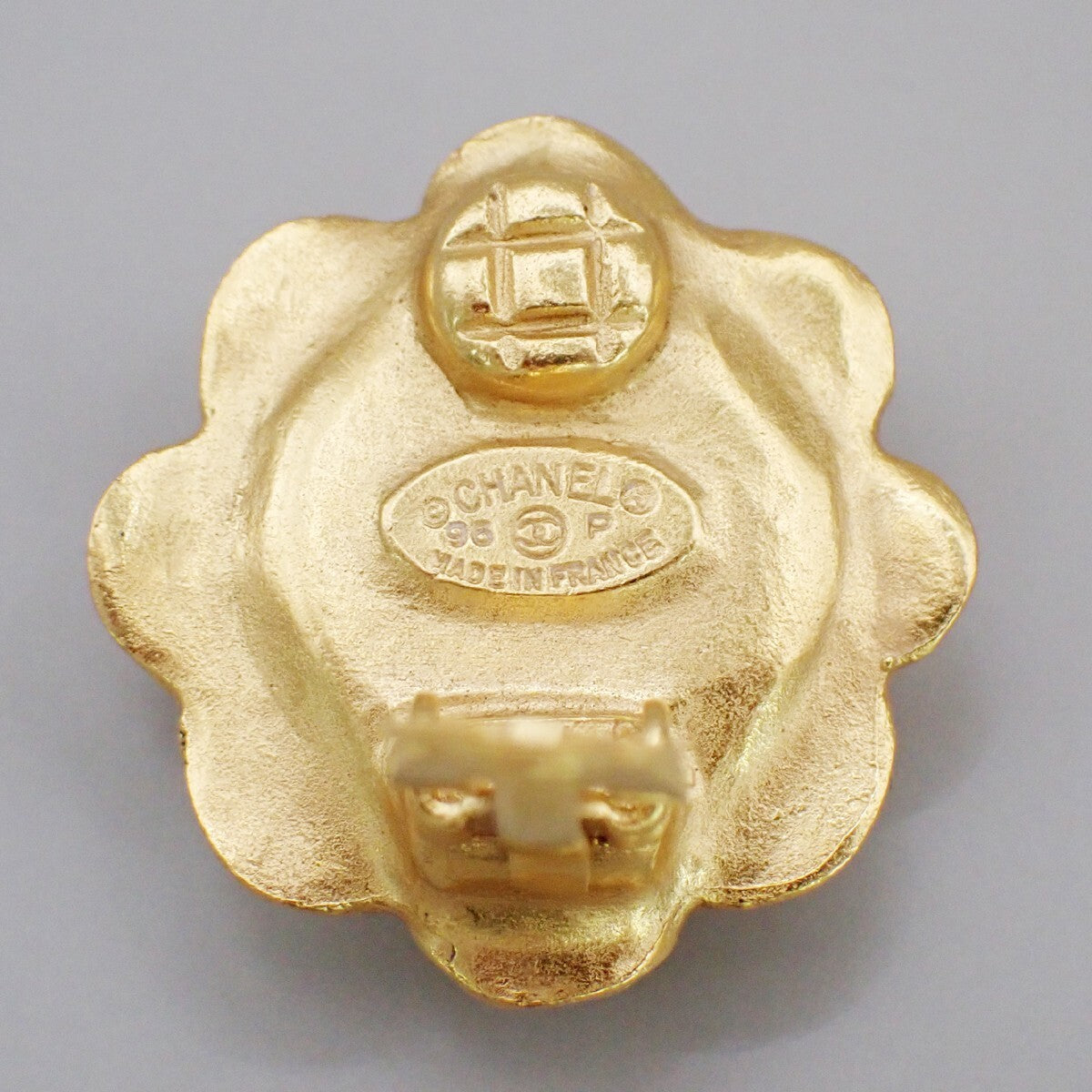 CHANEL CC Logo Imitation Pearl Flower Button Earrings Clip-On 96 P Gold 30RK753