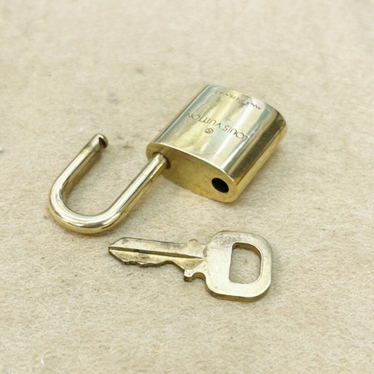 LOUIS VUITTON LV 10 SET PADLOCK KEY BAG CHARM CADENA GOLD PLATED FRANCE 35JF651