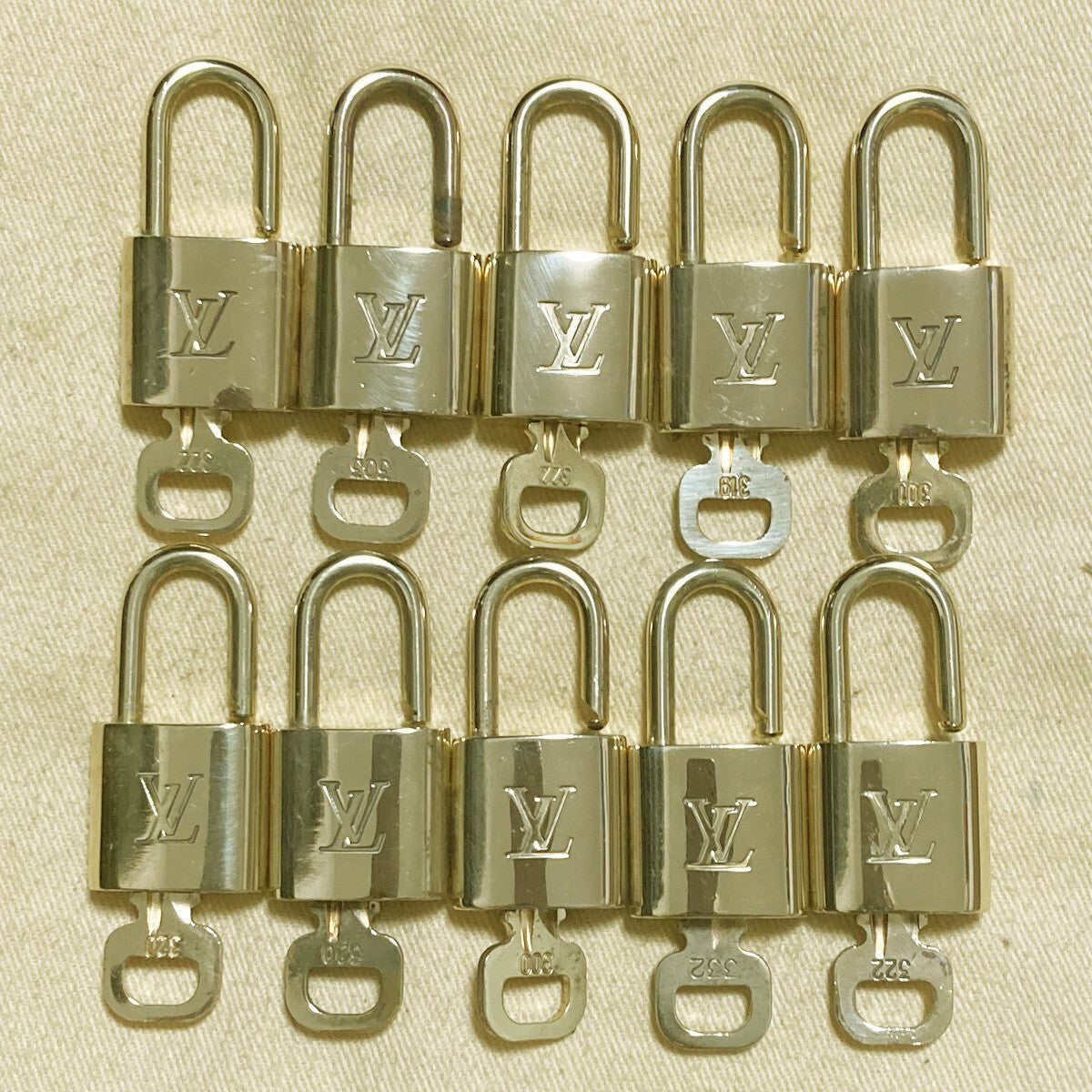 LOUIS VUITTON LV 10 SET PADLOCK KEY CHARM CADENA GOLD-PLATED FRANCE 37PDA227