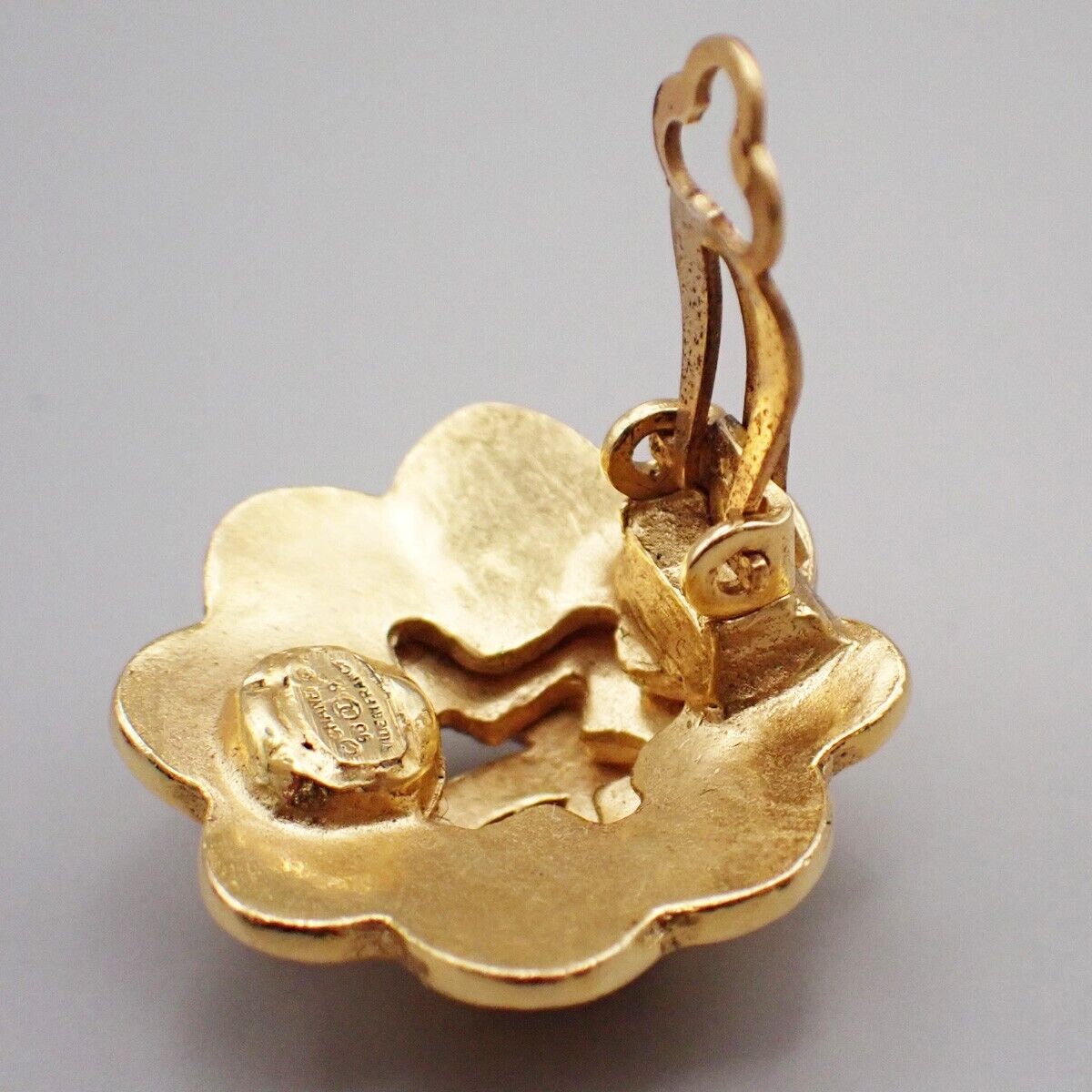 CHANEL CC Logo Flower Button Earrings 96P Clip-On Gold France Vintage 34RK708