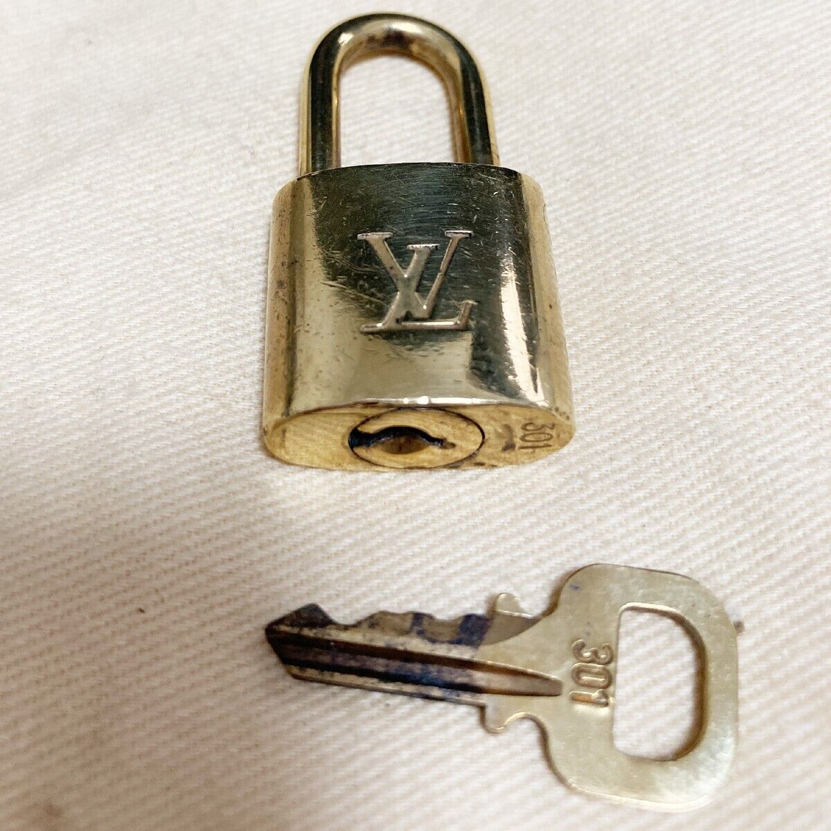 LOUIS VUITTON LV 10 SET PADLOCK KEY BAG CHARM CADENA GOLD PLATED FRANCE 86YB051