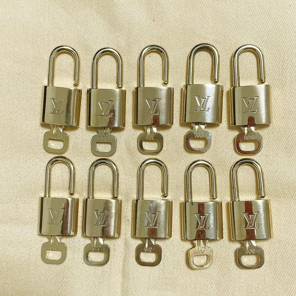 LOUIS VUITTON LV 10 SET PADLOCK KEY BAG CHARM CADENA GOLD PLATED FRANCE 65PDA043