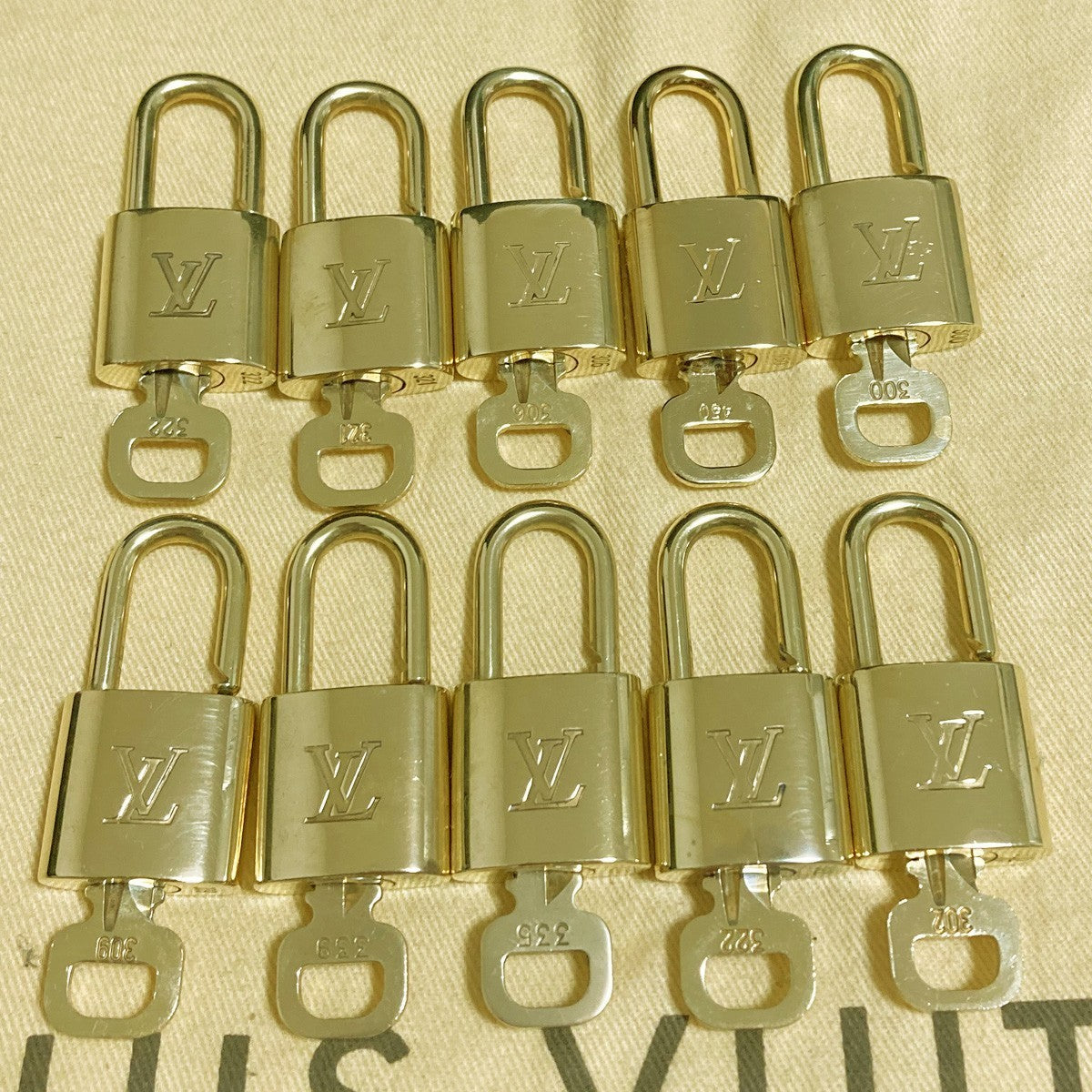 LOUIS VUITTON LV 10 SET PADLOCK KEY CHARM CADENA GOLD-PLATED FRANCE 65PDA284