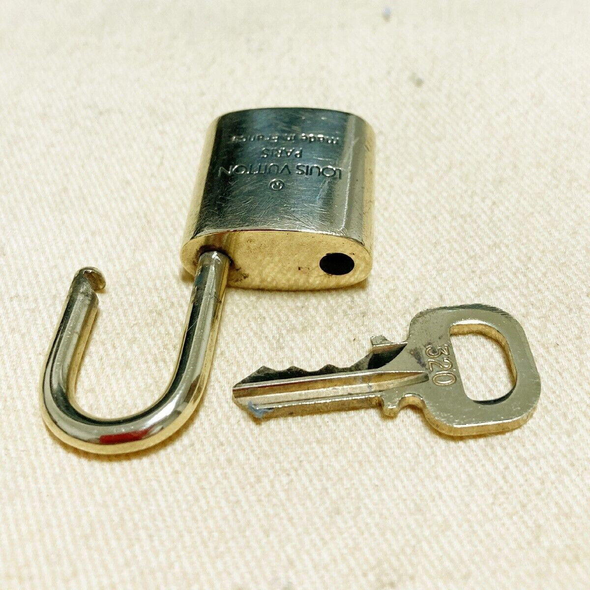 LOUIS VUITTON LV 10 SET PADLOCK KEY BAG CHARM CADENA GOLD PLATED FRANCE 39PDA068