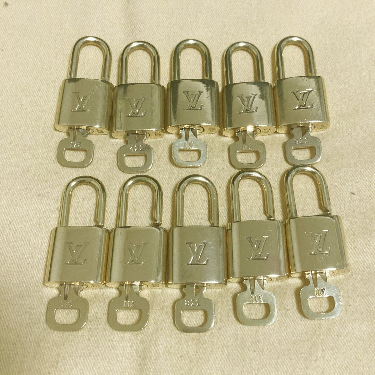 LOUIS VUITTON LV 10 SET PADLOCK KEY CHARM CADENA GOLD-PLATED FRANCE 33PDA310