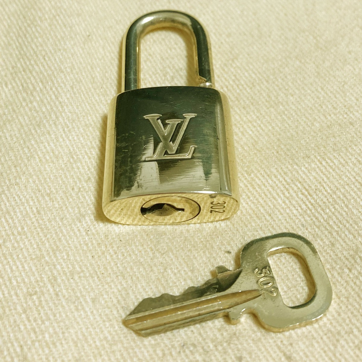 LOUIS VUITTON LV 10 SET PADLOCK KEY CHARM CADENA GOLD-PLATED FRANCE 62PDA297