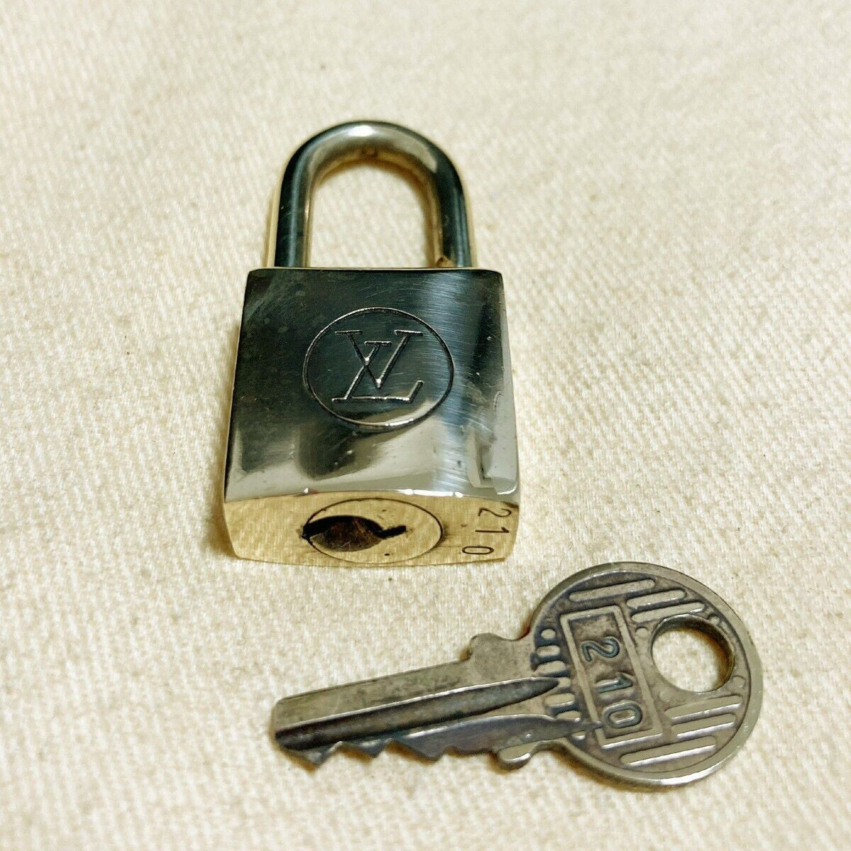 LOUIS VUITTON LV 10 SET PADLOCK KEY BAG CHARM CADENA GOLD PLATED FRANCE 37PDA096