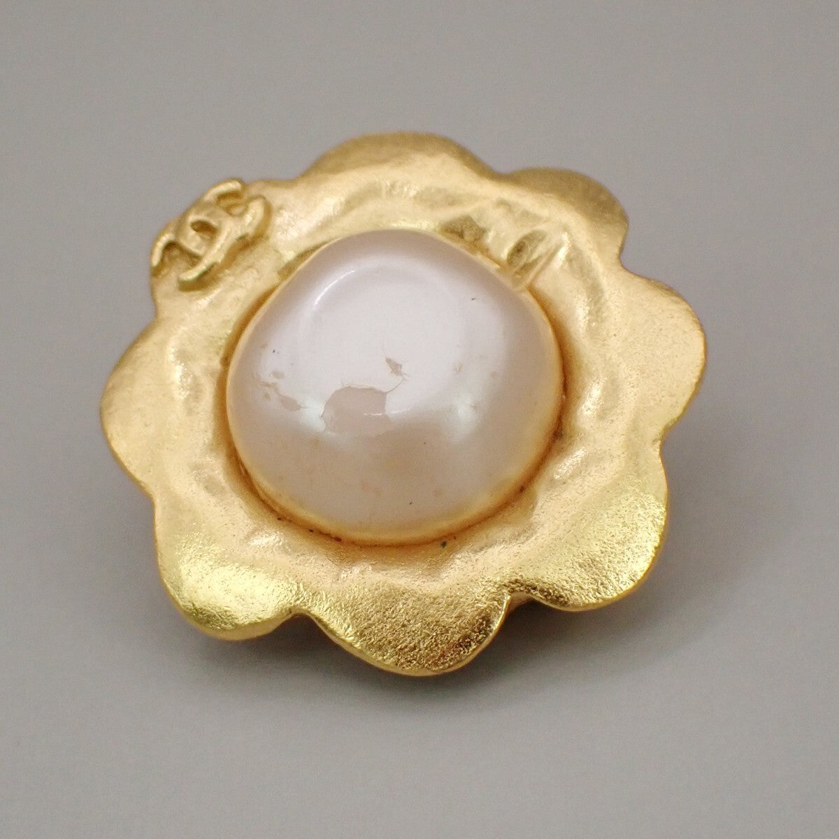 CHANEL CC Logo Imitation Pearl Flower Button Earrings Clip-On 96 P Gold 30RK753