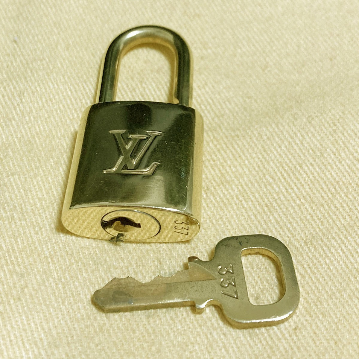 LOUIS VUITTON LV 10 SET PADLOCK KEY CHARM CADENA GOLD-PLATED FRANCE 62PDA307
