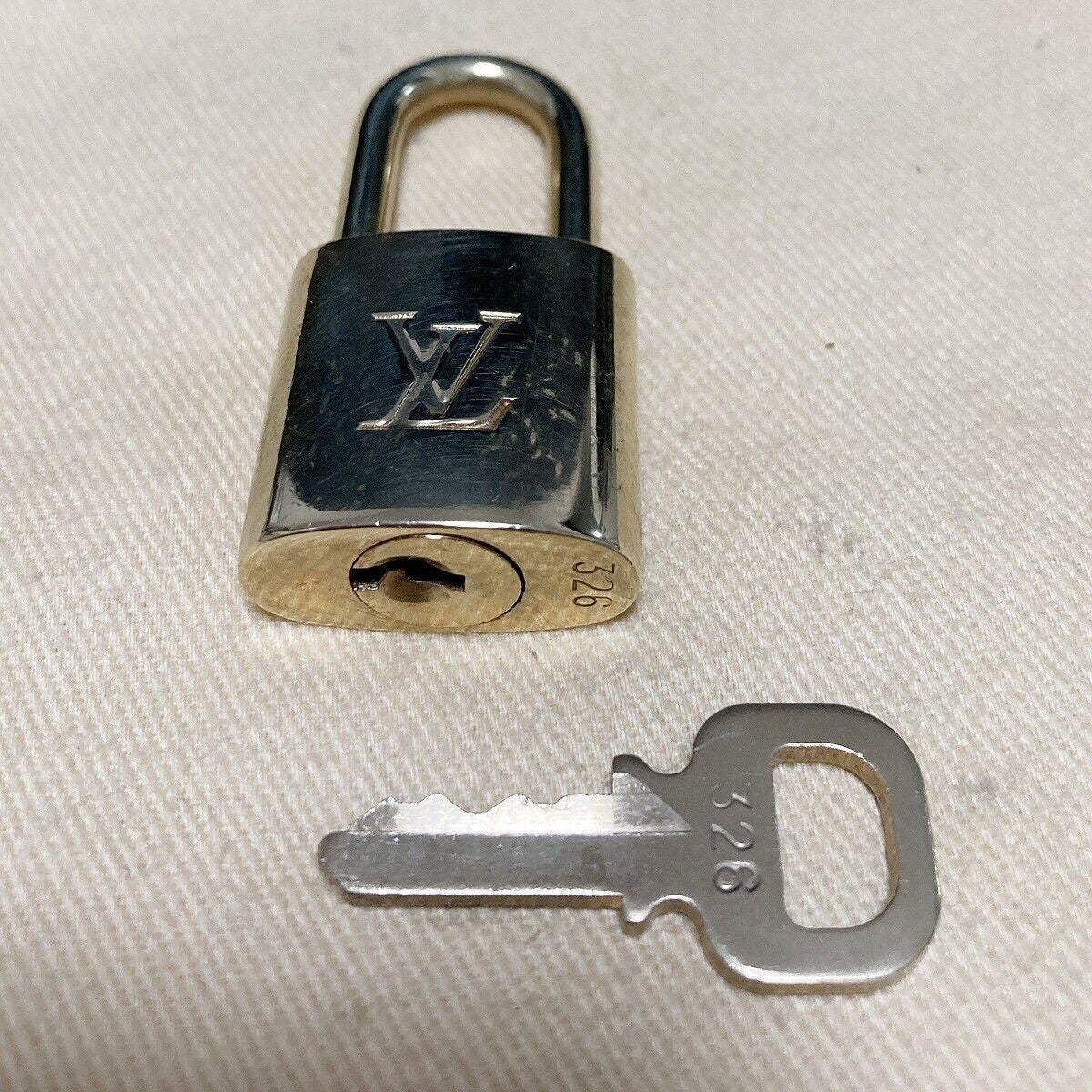 LOUIS VUITTON LV 10 SET PADLOCK KEY BAG CHARM CADENA GOLD PLATED FRANCE 35PDA007