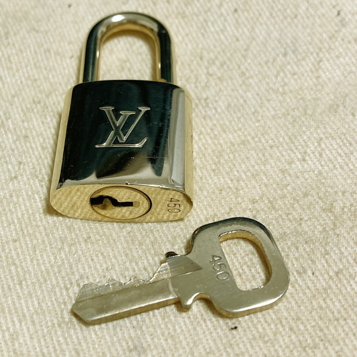 LOUIS VUITTON LV 10 SET PADLOCK KEY CHARM CADENA GOLD-PLATED FRANCE 39PDA187